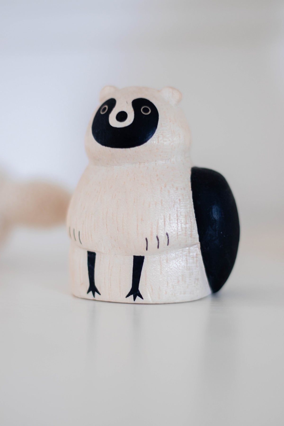 Figura de madera de tanuki ambientada