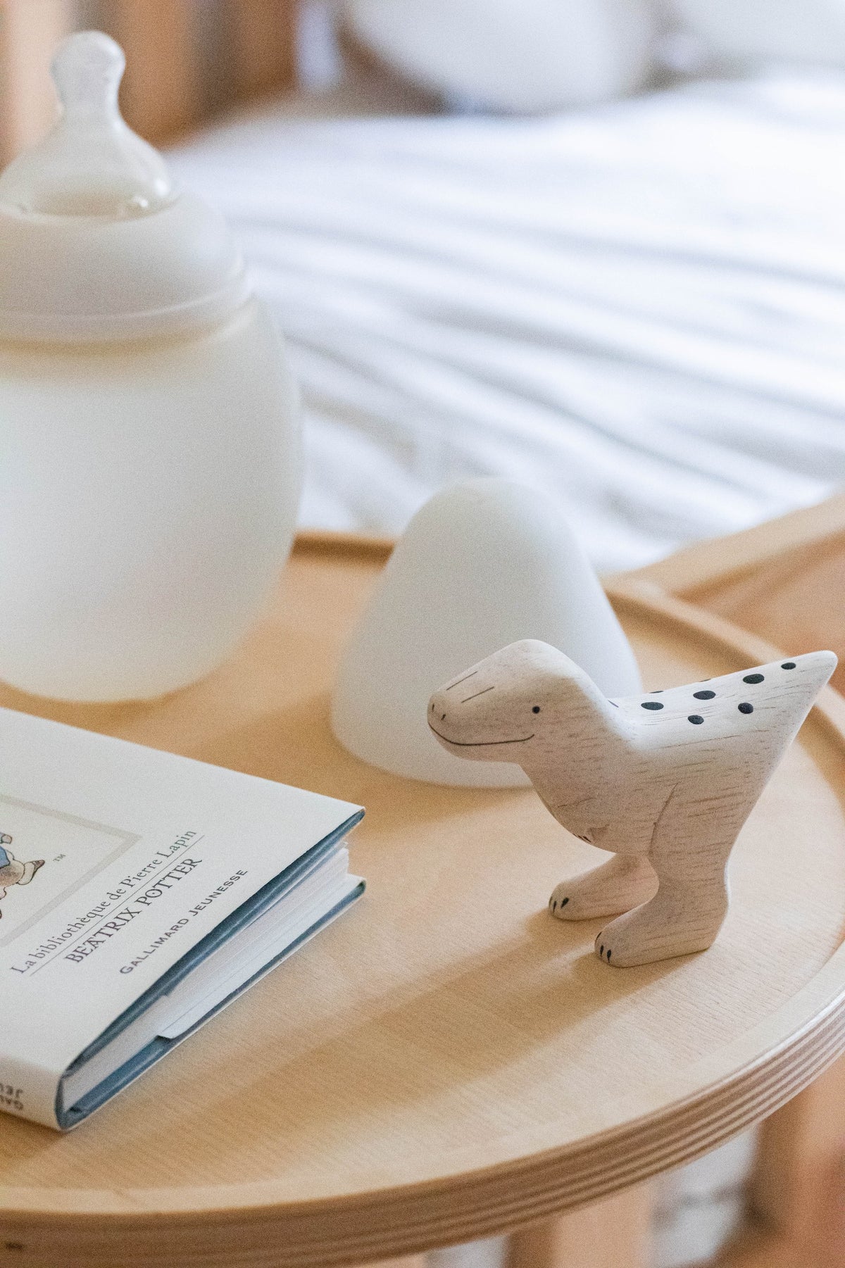 Figurine Velociraptor en Bois en situation