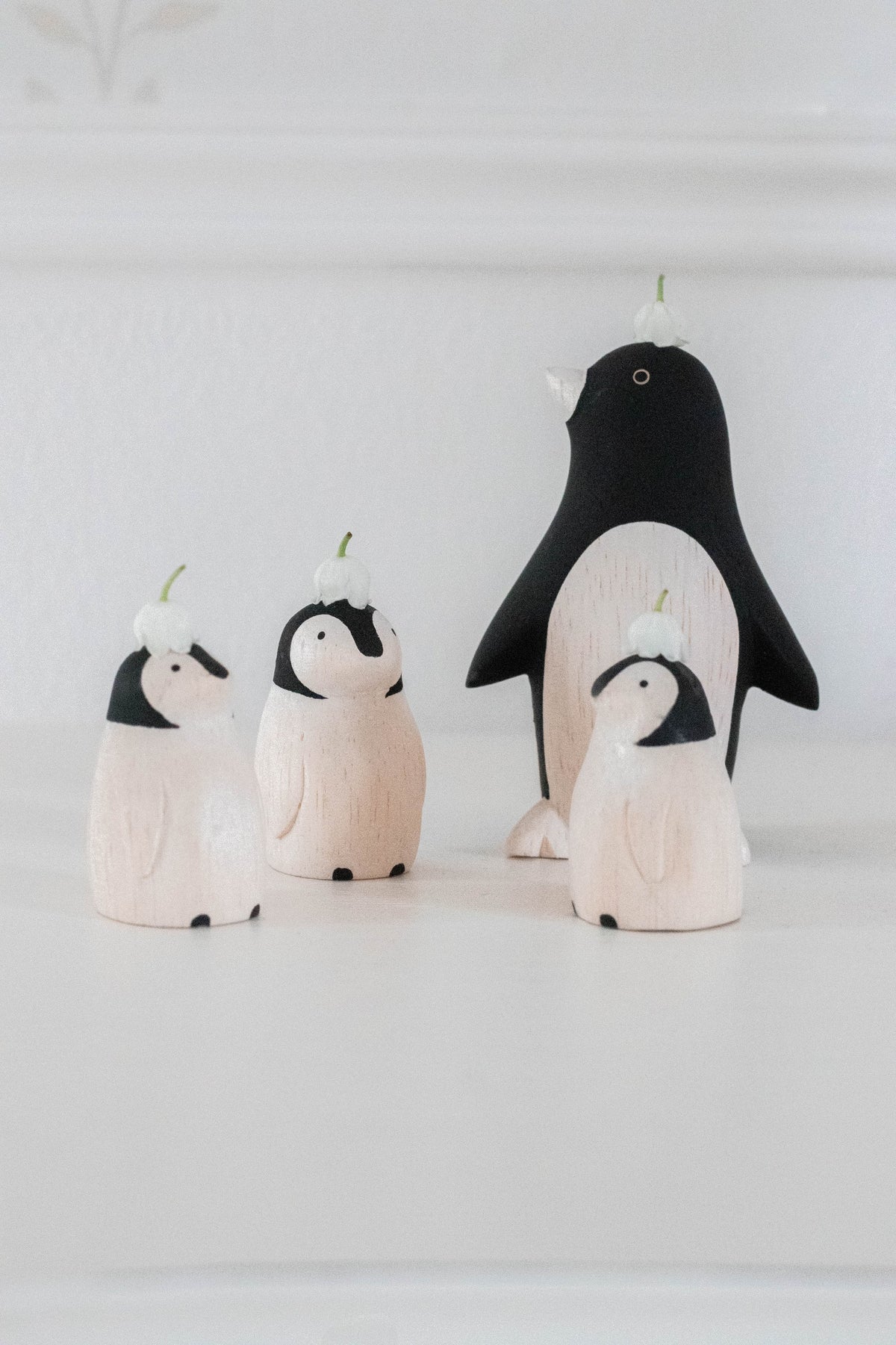 Figura de pingüino de madera ambientada