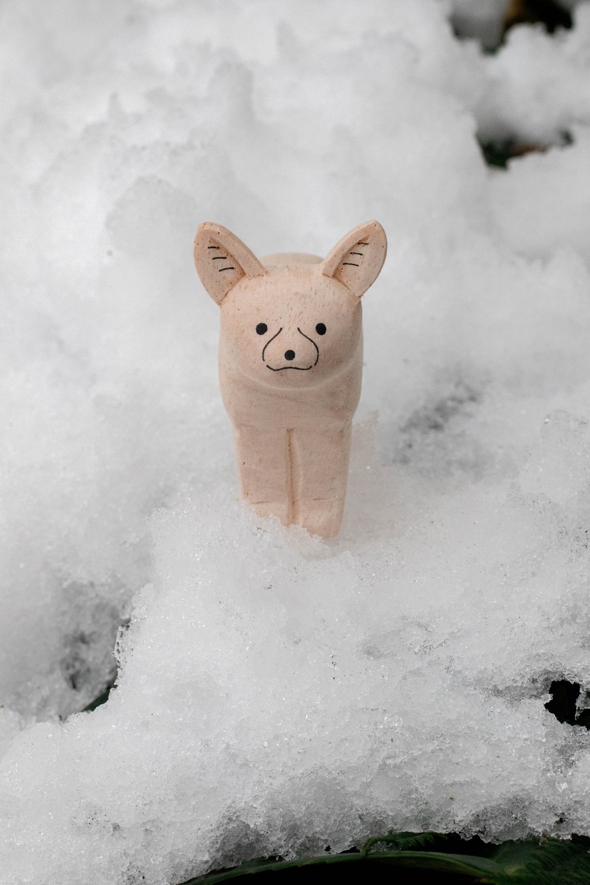 Figura de fénec de madera ambientada