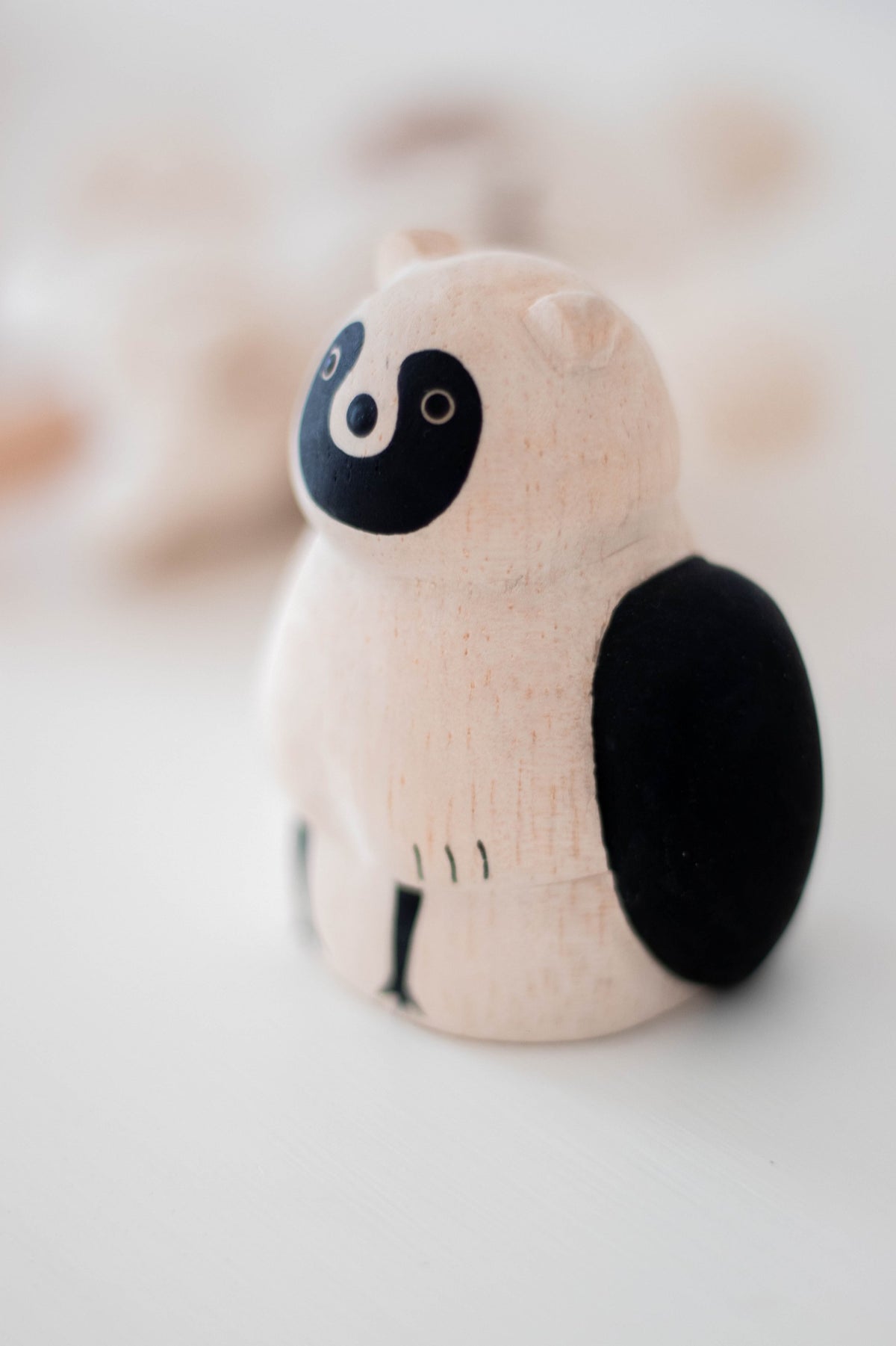 Figura de madera de tanuki ambientada