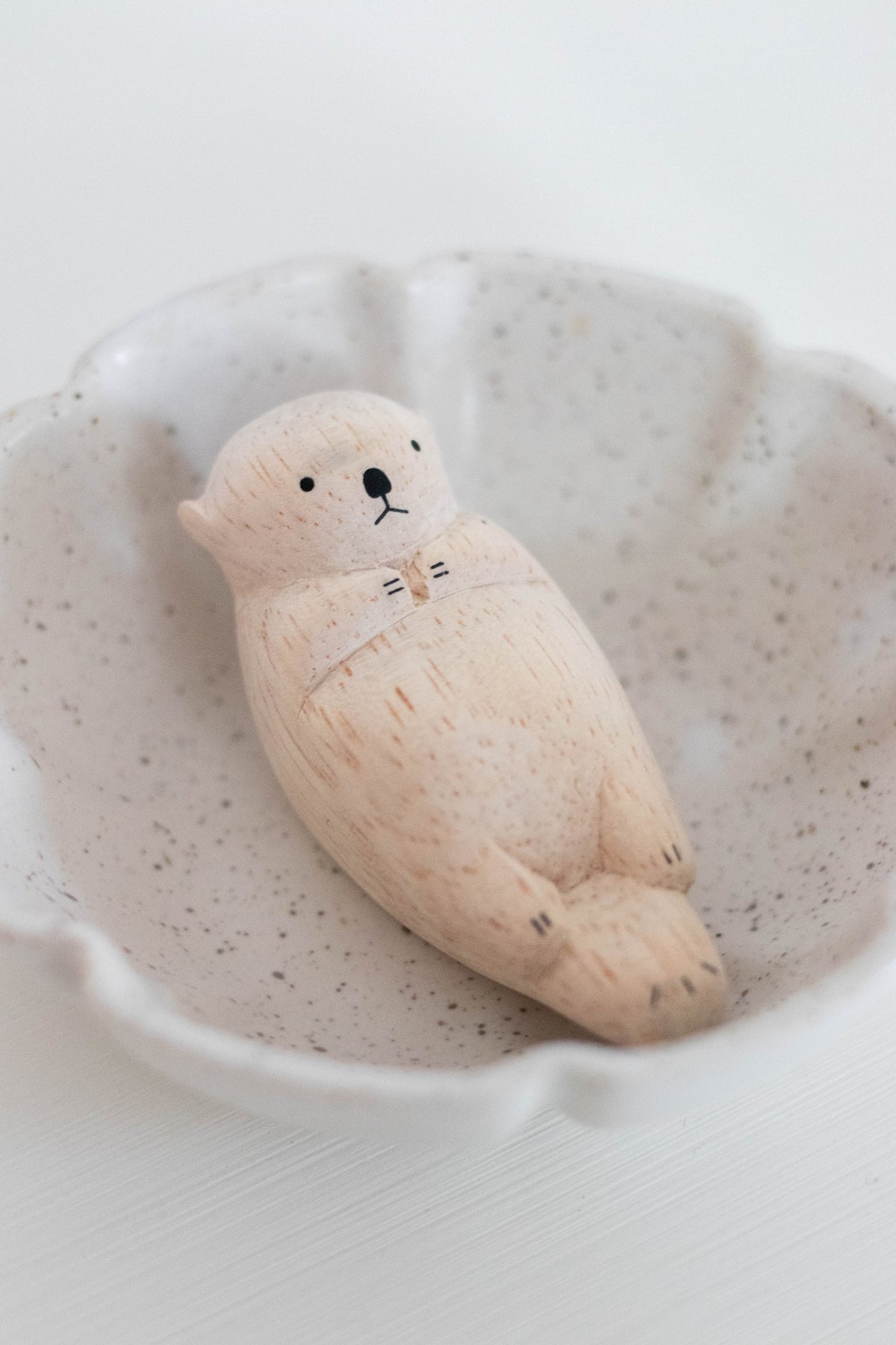 Figura de madera de nutria marina ambientada