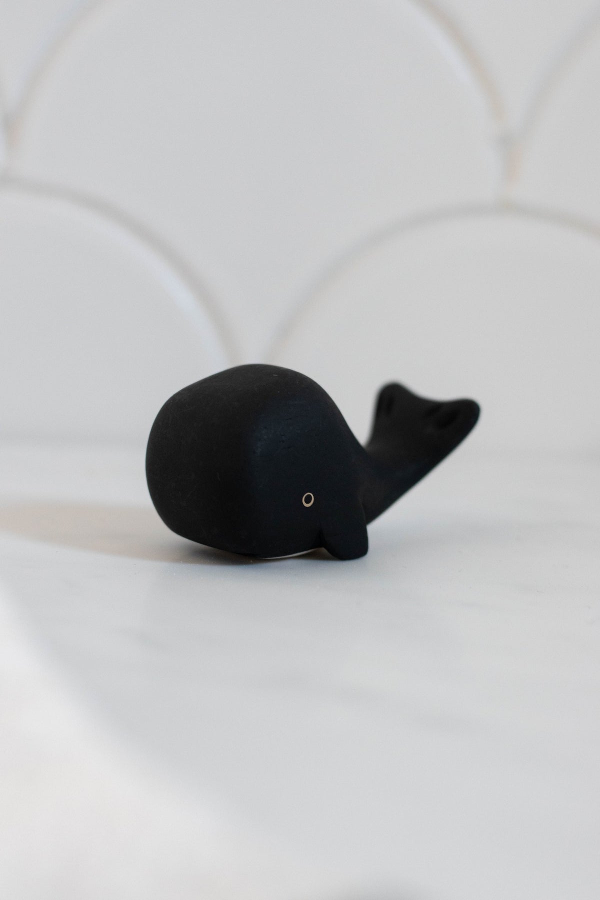 Figura de ballena negra de madera ambientada