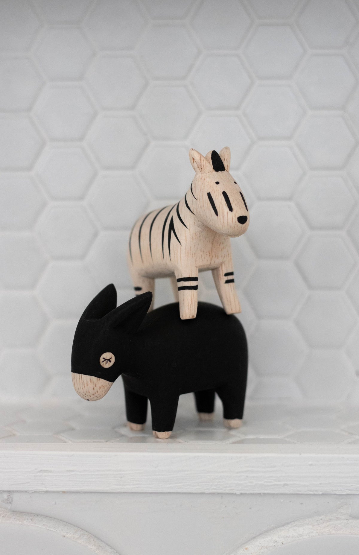Houten zebra figuur in sfeerbeeld