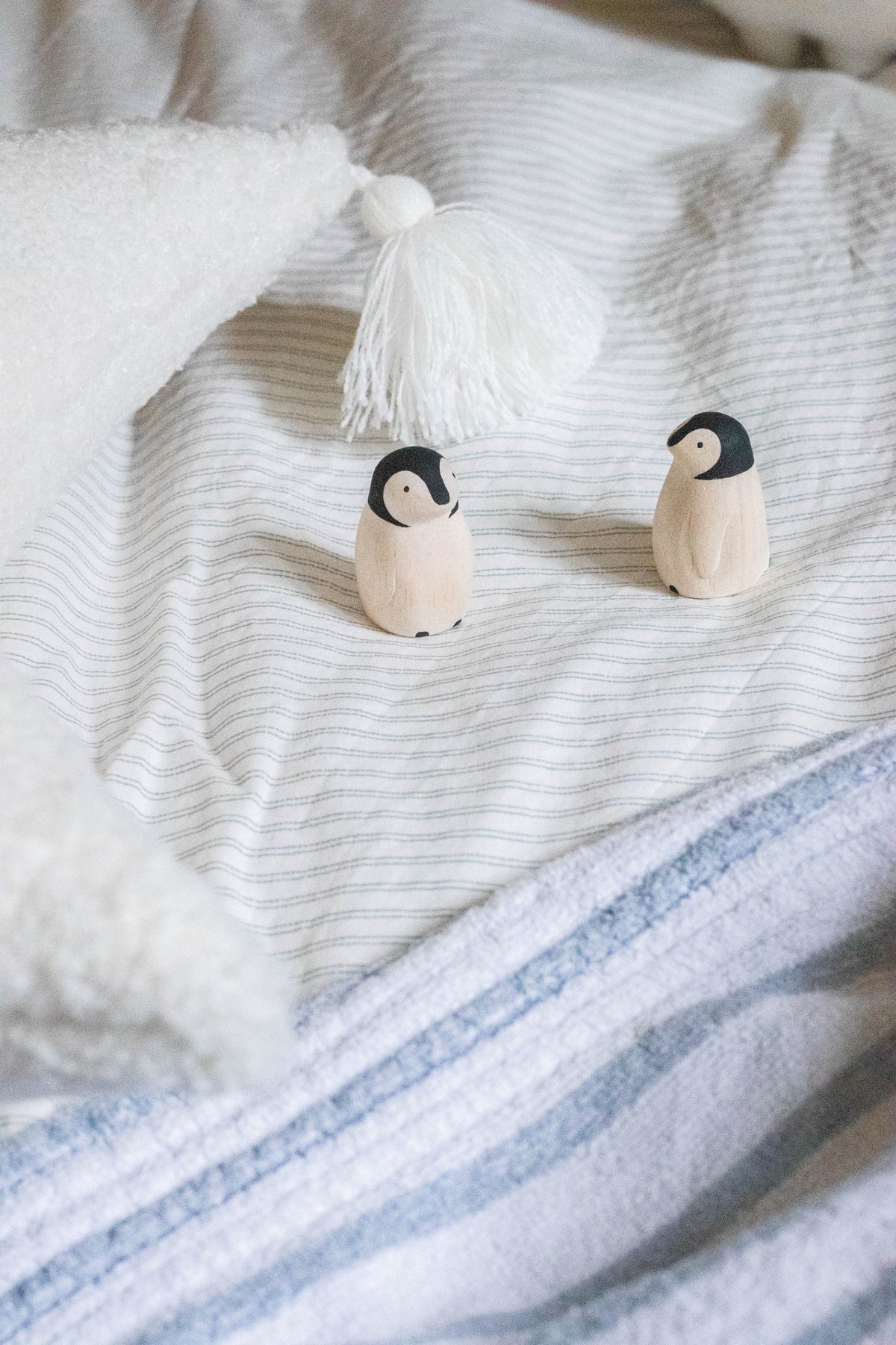 Figura de madera Oyako, cría de pingüino, ambientada