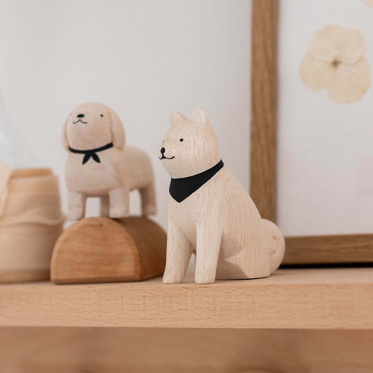 Figurine Chien Akita en Bois
