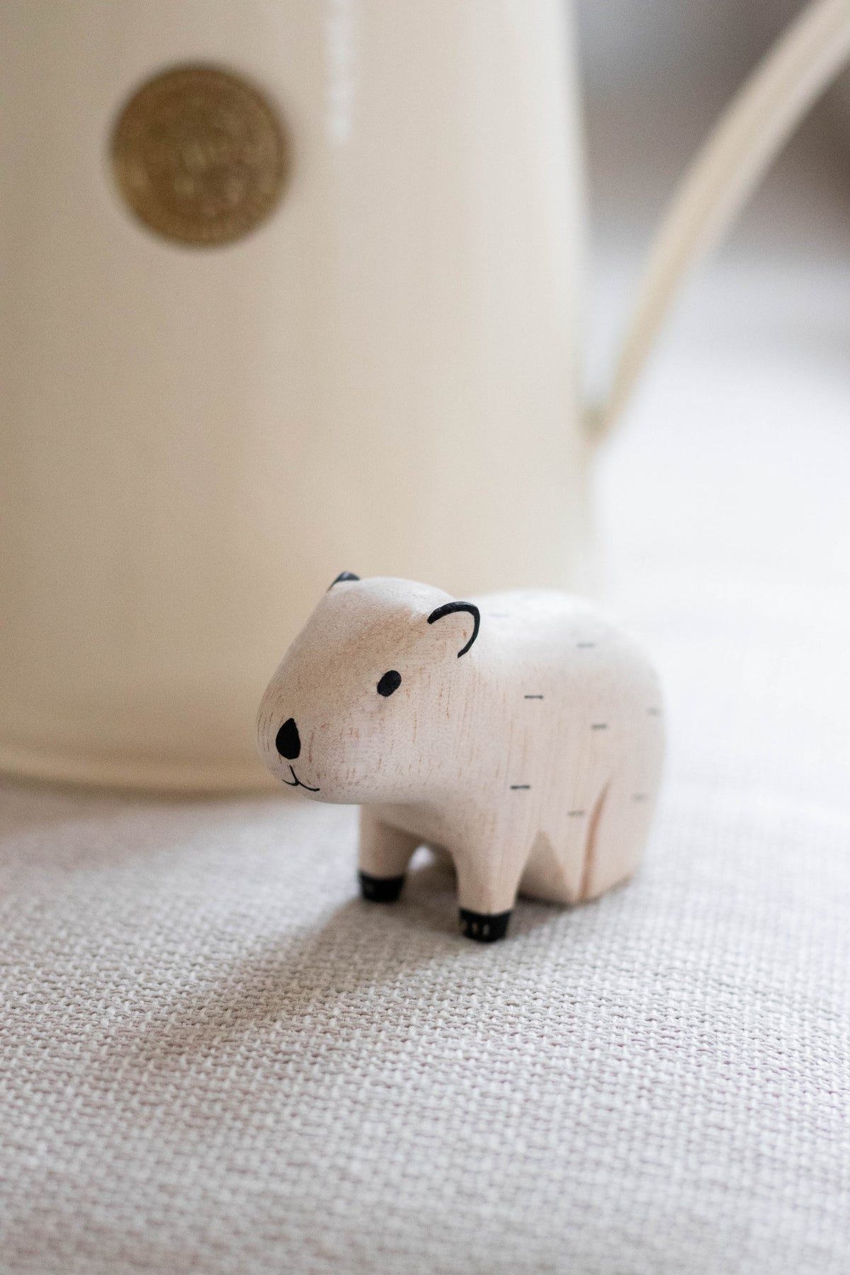 Figura de capibara de madera ambientada