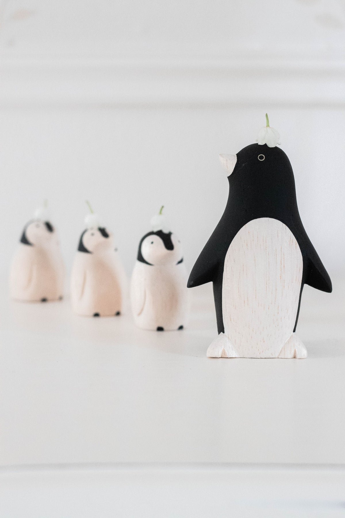 Figura de pingüino de madera ambientada