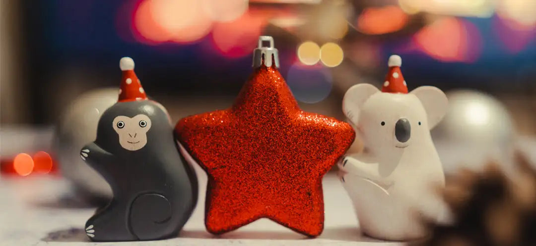 Une brillante étoile de Noël scintillante rouge avec un crochet argenté en haut.