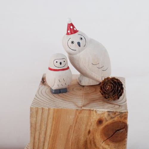 Figurine en bois - Parent chouette avec chapeau de fête - FIGURINES EN BOIS