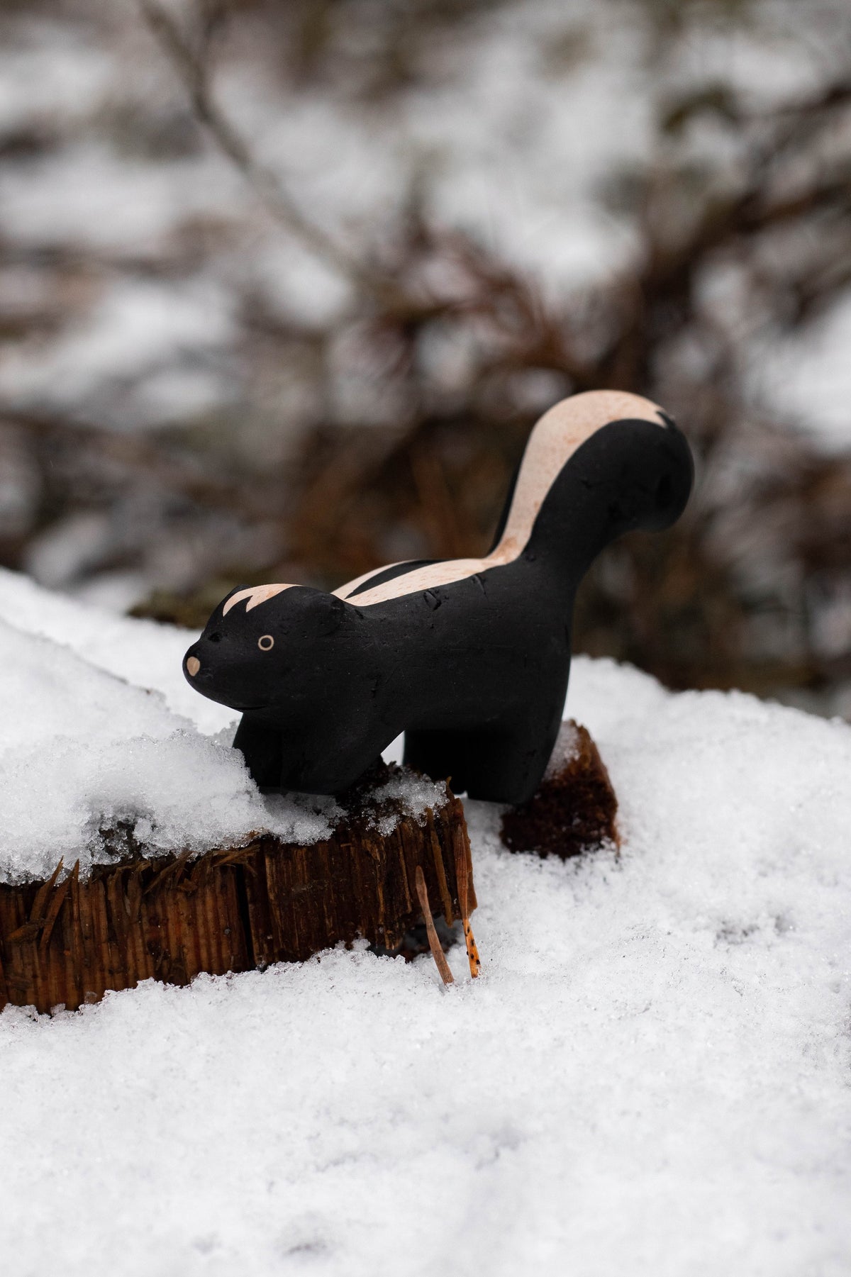 Figura de madera de mofeta ambientada