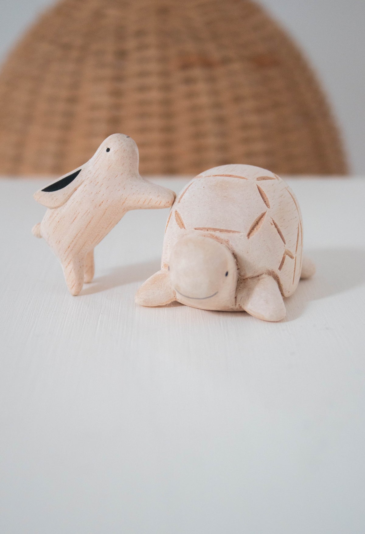 Figura de tortuga de madera ambientada