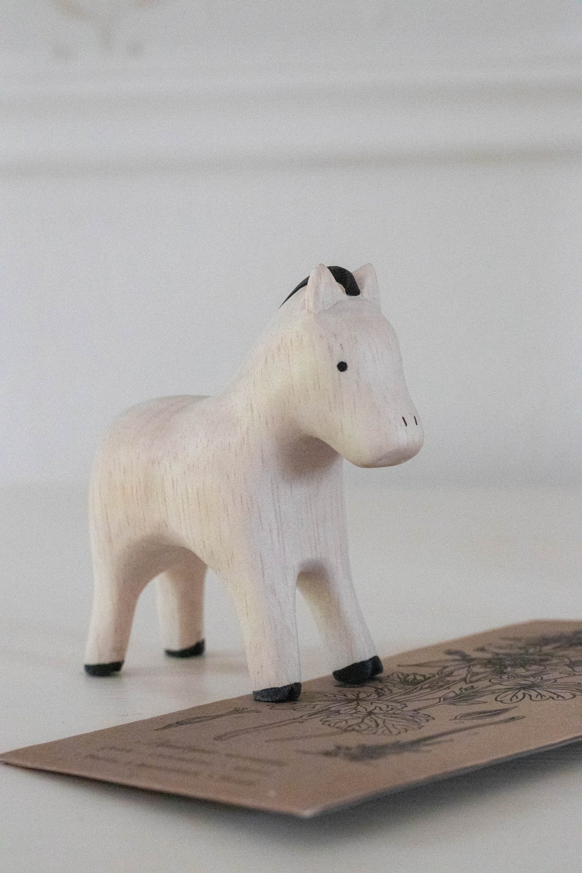 Figura de poni de madera ambientada