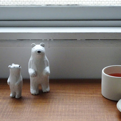 Figurine en bois – Ours polaire espiègle (parent) – Collection Animaux en bois