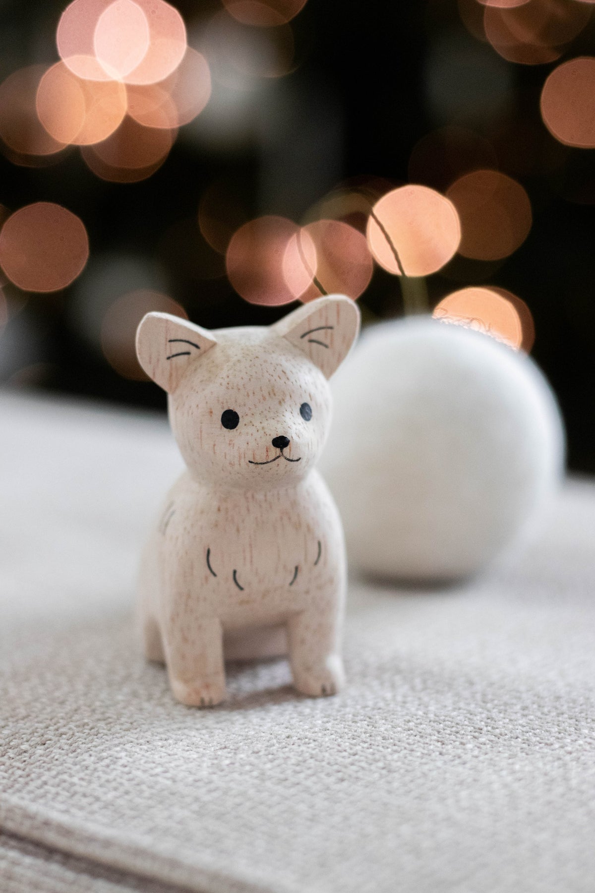 Figura de fénec de madera ambientada