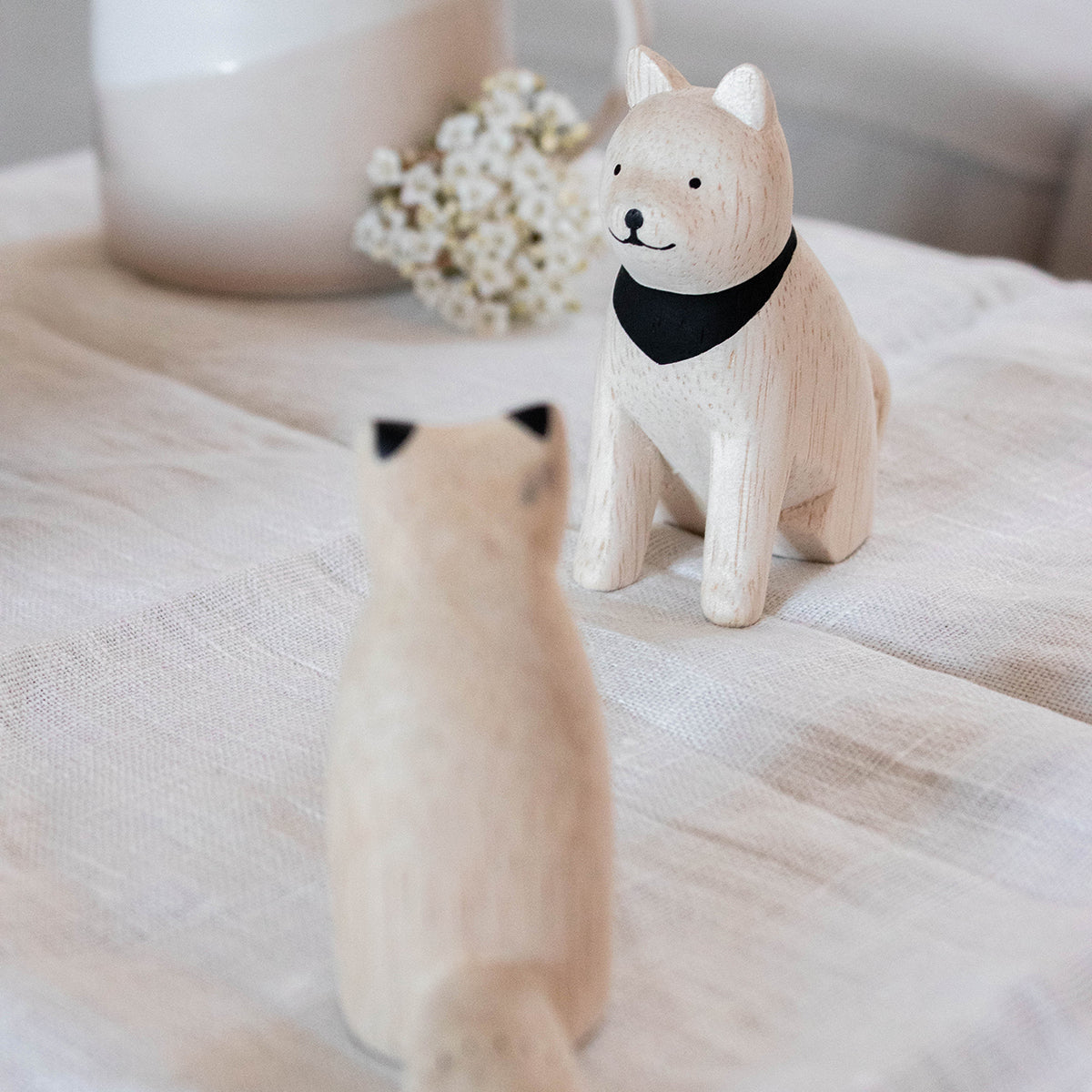 Figurine Chien Akita en Bois