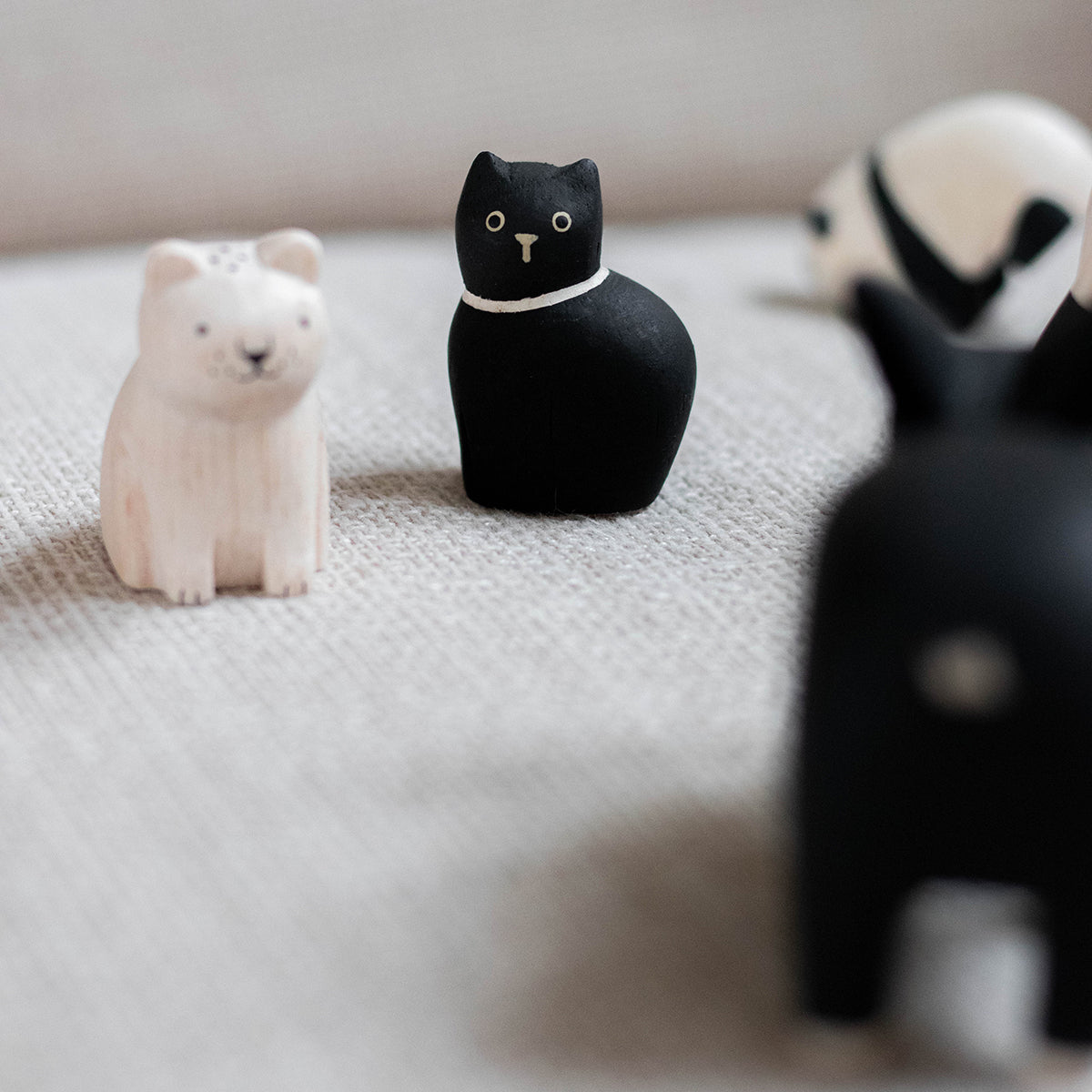 Figurine Enfant Chat noir en Bois