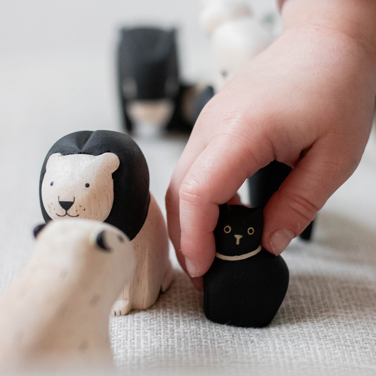 Figurine Enfant Chat noir en Bois