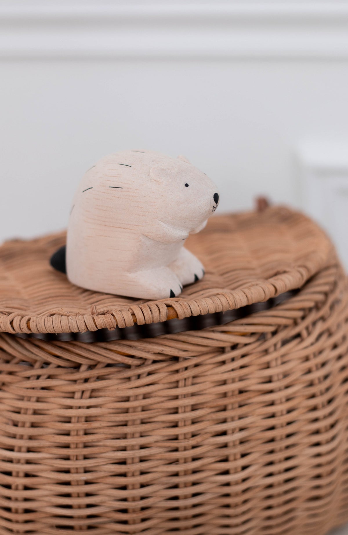 Figura de castor de madera ambientada