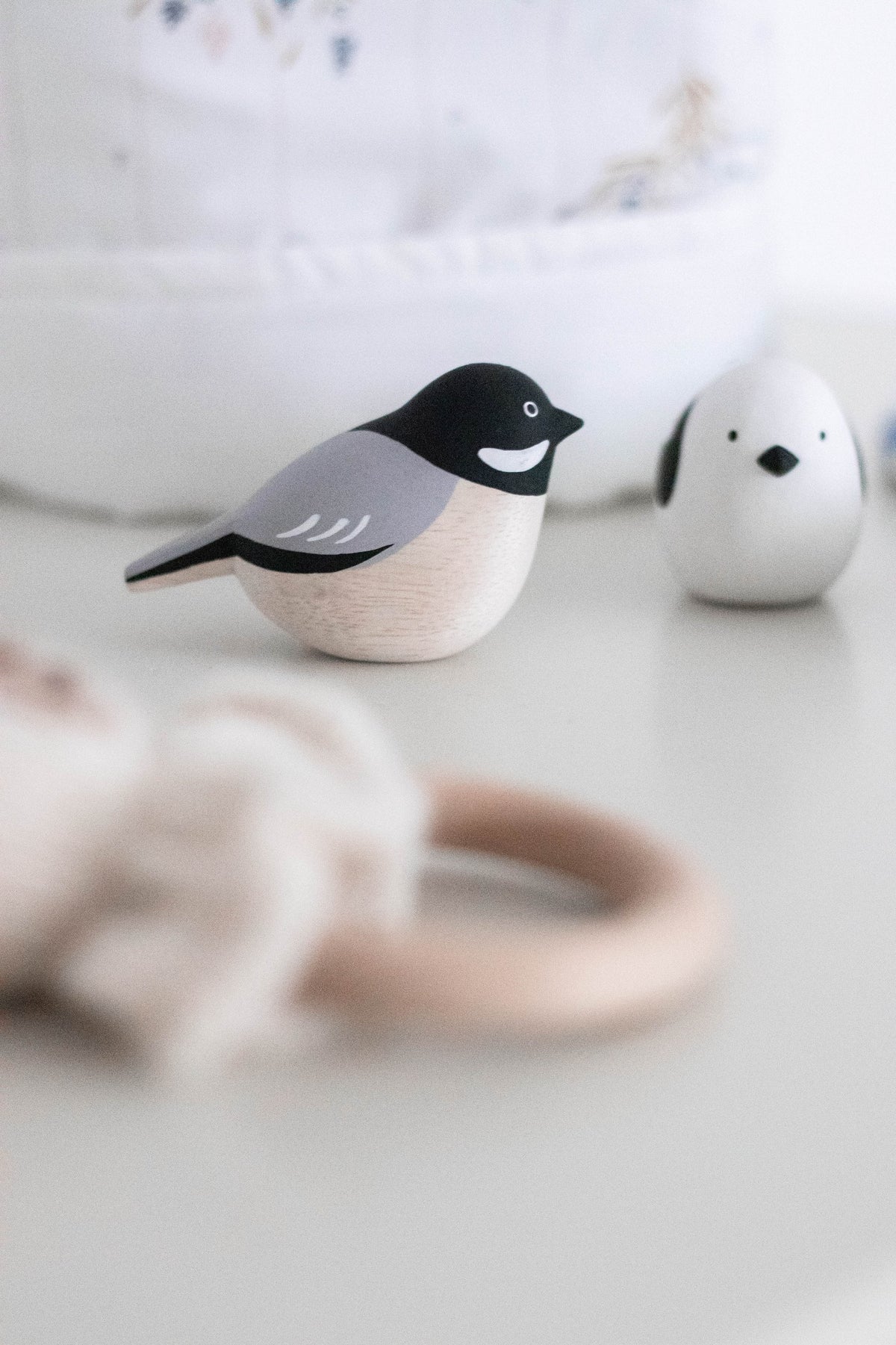 Figurine Mésange à Tête Noire en Bois en situation