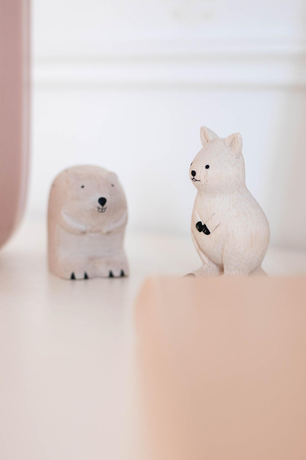 Figura de canguro de madera ambientada