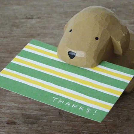 Figurine en bois – Caniche toy marron – Porte-cartes