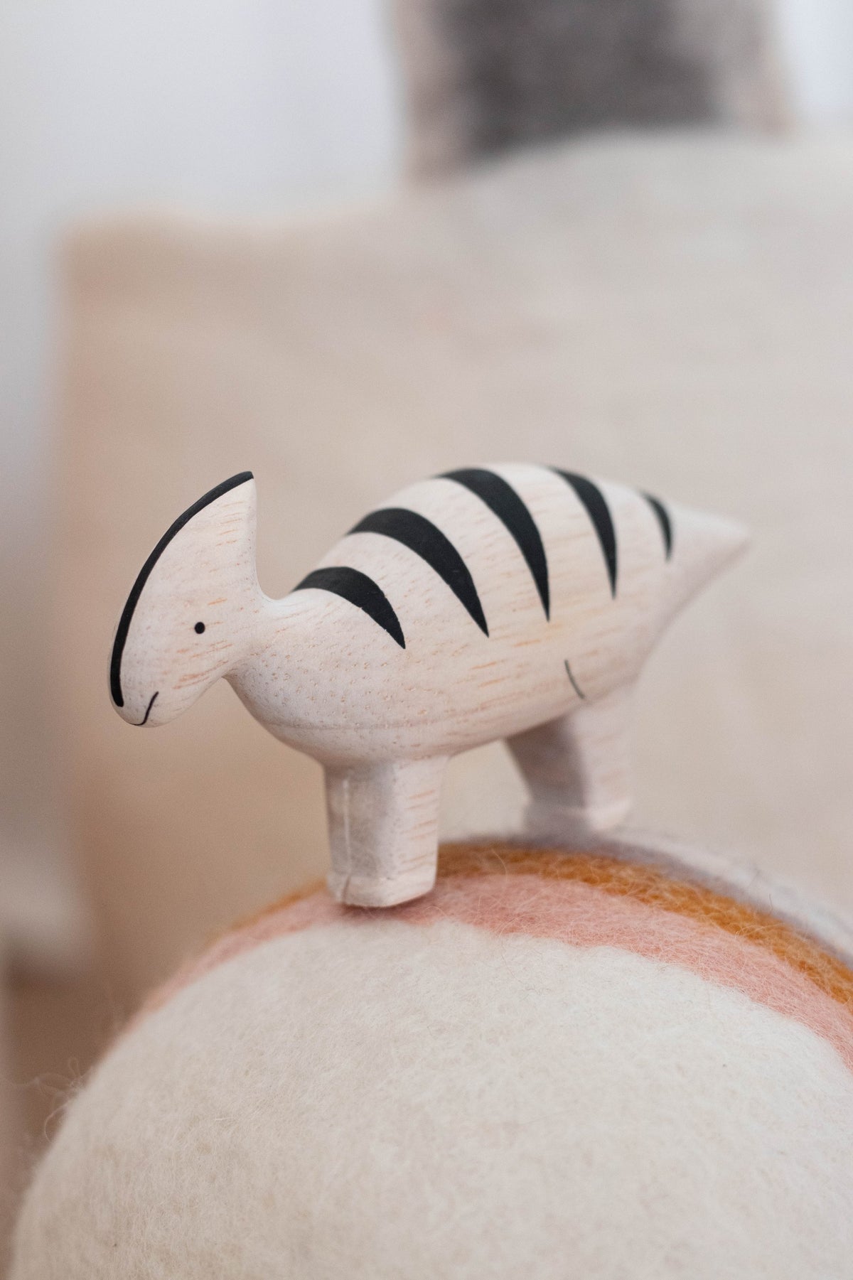 Figura de Parasaurolophus de madera ambientada