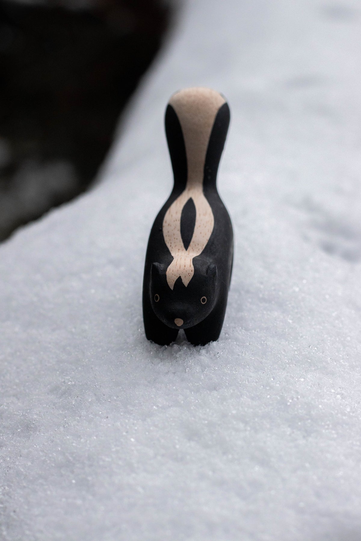 Figura de madera de mofeta ambientada