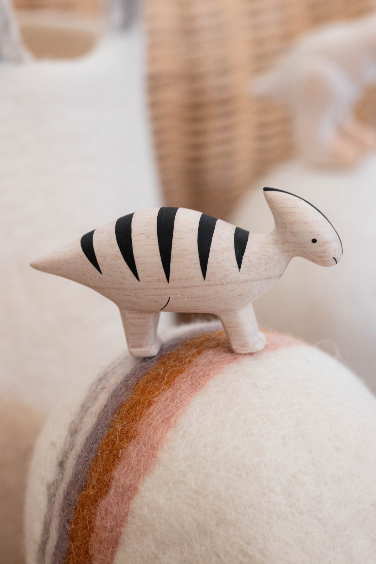 Figura de Parasaurolophus de madera ambientada