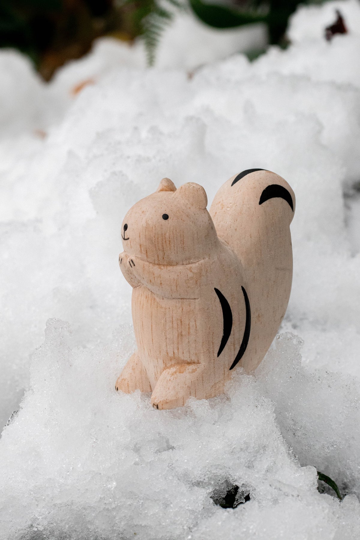 Figura de madera de ardilla ambientada
