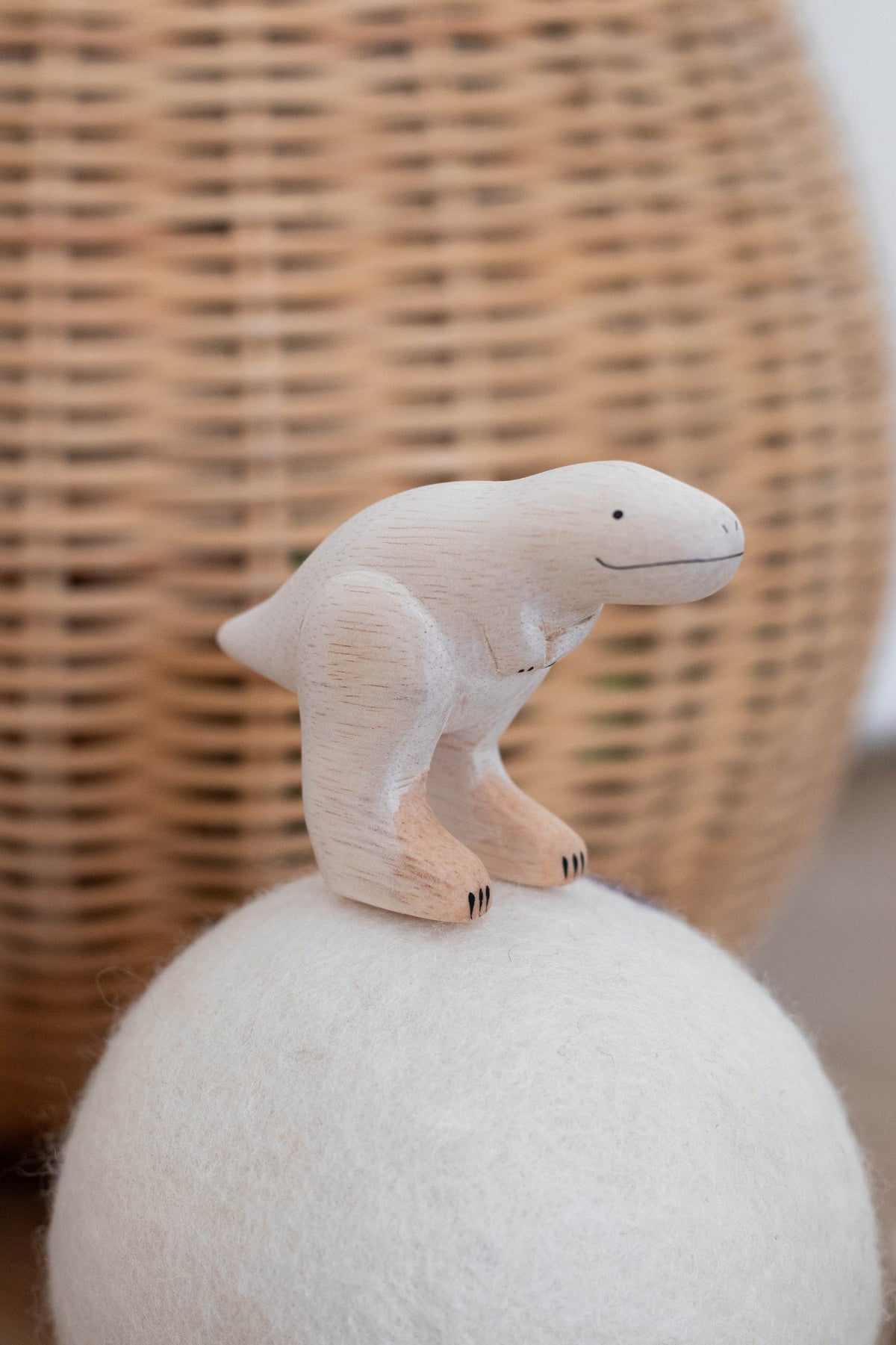 Figurine Tyrannosaure en bois en situation