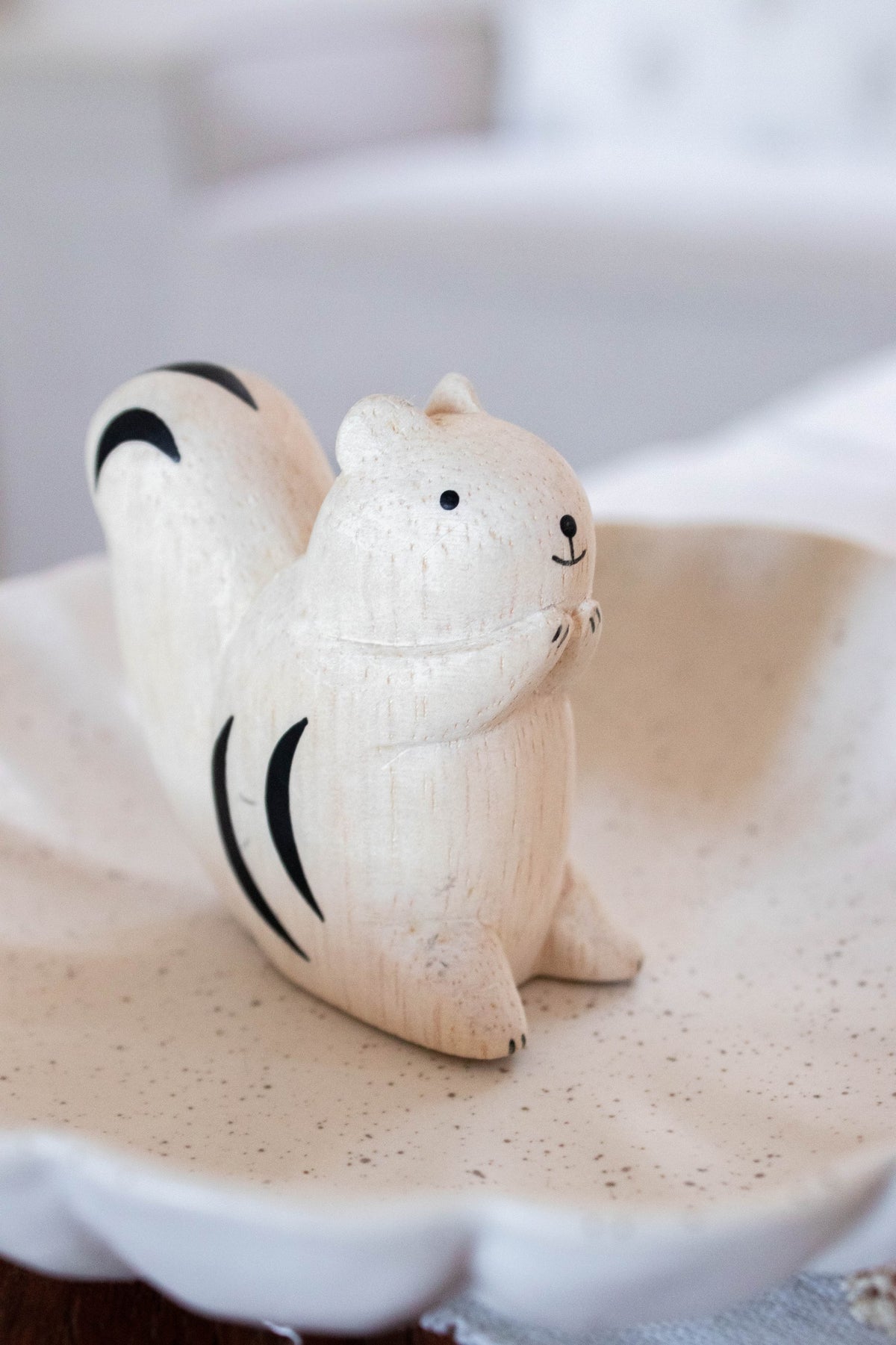 Figura de madera de ardilla ambientada