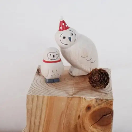 Figurine en bois - Parent chouette avec chapeau de fête - FIGURINES EN BOIS