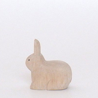 Conejo sentado rojo en madera | Signo del zodiaco