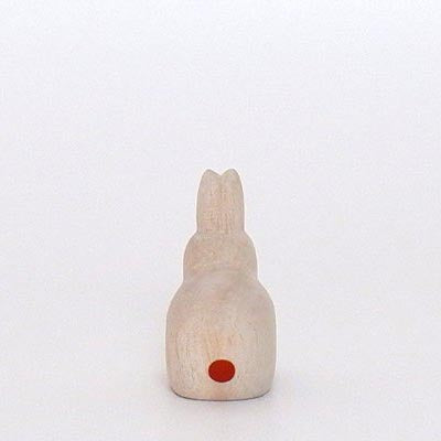 Coniglio seduto rosso in legno | segno zodiacale