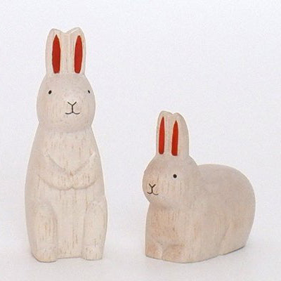 Coniglio seduto rosso in legno | segno zodiacale