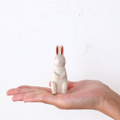 Coniglio rosso in piedi in legno | segno zodiacale
