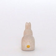Conejo sentado dorado en madera | Signo del zodiaco