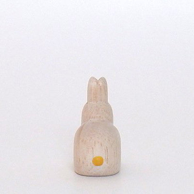 Conejo sentado dorado en madera | Signo del zodiaco