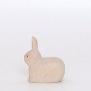 Coniglio bianco seduto in legno | segno zodiacale