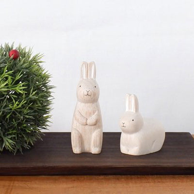 Conejo blanco sentado en madera | Signo del zodiaco