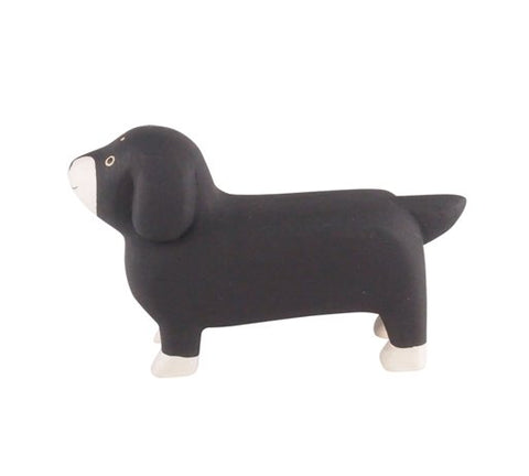 Perro salchicha negro en madera | Despacio